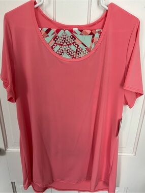 LuLaRoe Coral Short Sleeve Scoop Neck Top & multicolor leggings